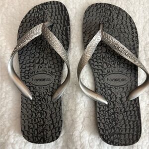 ⭐️ 3/$20 Havaianas Women's Black and Silver Sandals